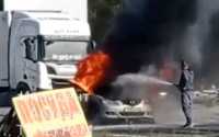 Автомобиль загорелся на перекрестке в Абакане
