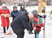 В холод и вьюгу почтить память генерал-лейтенанта Василия Тихонова пришли многие жители Туима. 