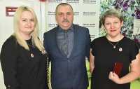 Полку почётных доноров прибыло: главный врач республиканского центра крови Геннадий Русаков подал пример Светлане Поповой (слева) и Елене Куминовой. 