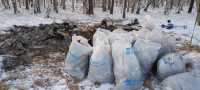 Берег реки в Хакасии завалили мусором