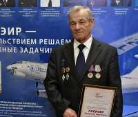Заместитель генерального директора по производству «Абакан Эир Сибирь» Владимир Расков отдал авиации 56 лет. Из них большую часть времени он провёл в небе. Побывал в разных частях света, в том числе на Северном полюсе. 