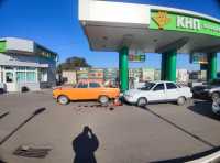 Без бензина и тормозов: ВАЗ сбил пенсионера на заправке