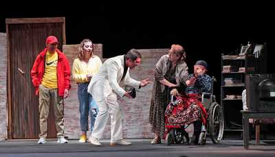 Спектакли Азербайджанского драматического театра Дагестана сумели погрузить зрителей Хакасии в атмосферу реального переживания сценического действа. 