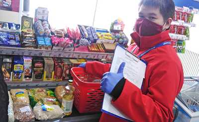 Волонтёр ОНФ Афанасий Пахтаев покупает пенсионерам необходимые продукты согласно поступившим заявкам. 
