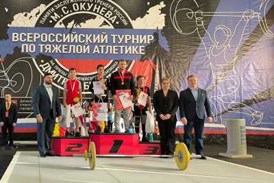 Тяжелоатлет из Хакасии установил пять рекордов на Всероссийском турнире