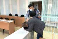 Ножницы, оружие, электрошокеры в Хакасии пытались пронести в зал суда
