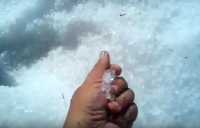 Жители Хакасии обнаружили сугроб снега в поле при +25 градусах