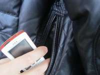 Школьник украл у товарища мобильный во время тренировки