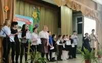 Школьники презентовали хакасские костюмы и пели народные песни