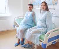 В послеродовой палате. Будущие мамы Виктория Алексеенко и Анастасия Киснер ожидают пополнения в семействе уже в августе. По прогнозам врачей, это будут девочки. 