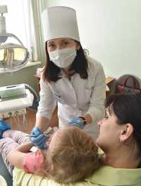 Детский стоматолог Ольга Михеева лечит зубы учеников абаканских школ №№ 9 и 26. Ежедневно принимает до десяти человек. А ещё выезжает в города и районы в составе мобильных бригад. 