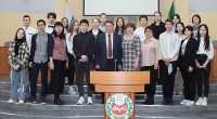 Всего гостями хакасского парламента стали 250 учащихся школ городов и районов республики. 