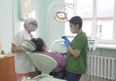 Врач-стоматолог черногорской городской стоматологической поликлиники Батма Исмаилова (справа) в день принимает более 30 детей. 