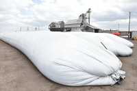 В каждом мешке-рукаве может поместиться до 400 тонн зерна. 