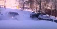 В Новосибирске глыба льда упала на машину с людьми