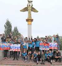 На самодельные флаги России дети наклеили стикеры с добрыми пожеланиями всем жителям Хакасии.