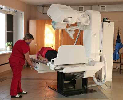 Обследование лёгких на современном рентгеноаппарате в Черногорской поликлинике. Пройти флюорографию можно по направлению врача-терапевта или во время диспансеризации. 