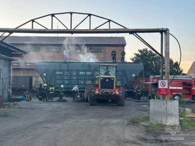 Сам загорелся: в Абакане пожарные тушили подсолнечный жмых