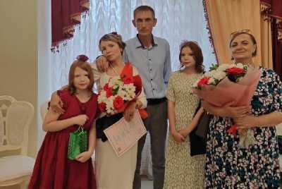 Двойное счастье: в Саяногорске поздравили юбилейных молодоженов