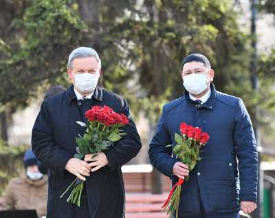 Генеральный консул Польши Кшиштоф Свидерек и министр национальной и территориальной политики Михаил Побызаков возложили цветы к памятнику Николаю Катанову. 