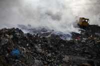 В Сорске локализовали пожар на мусорном полигоне