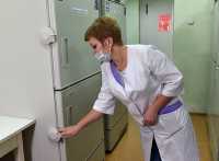 Главная медицинская сестра Центра переливания крови Ирина Граблевская разместила в морозильной камере первую партию вакцины от COVID-19. 