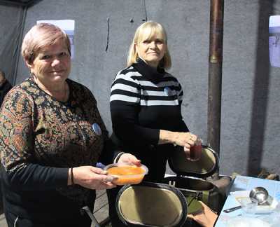 Людмила Зуева и Наталья Игумнова рады помогать людям, оказавшимся в трудной ситуации. Женщины говорят, большинство посетителей ценят такую заботу. 