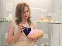 В руках у Марины Сахновой кальцит. Покупала она его в Дальнегорске (Приморский край). Камень приглянулся ей, потому что это крупный цельный кристалл. Он красиво светится в ультрафиолете. 