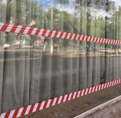 В Черногорске вандалы разбили витражные окна библиотеки