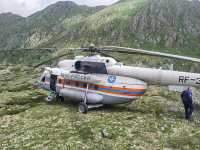 В труднодоступные места спасателей доставляют вертолётом.