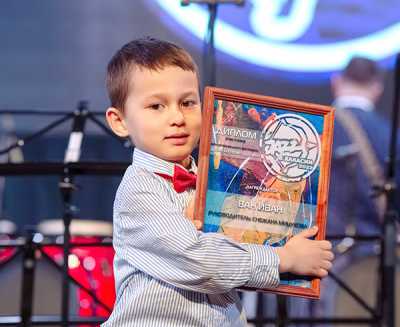 Самый юный клавишник фестиваля Иван Ван. 16 апреля, в день гала-концерта всероссийской мастерской музыки, ему исполнилось 7 лет. 