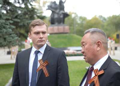 Валентин Коновалов и Чимид Ганболд почтили память воинов-победителей в Великой Отечественной войне у мемориала Воинской Славы в Абакане. 