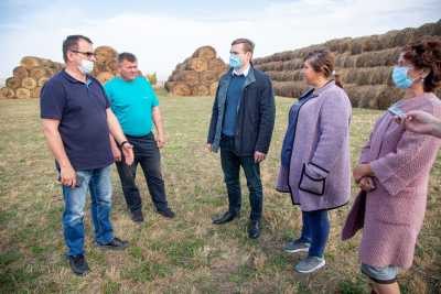 Валентин Коновалов посетил сельхозпредприятия Алтайского района