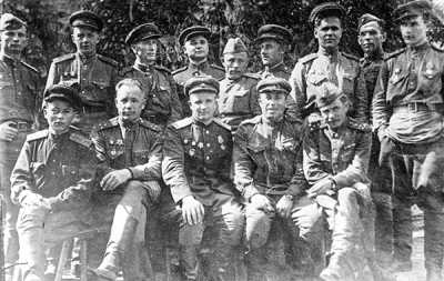 Начало 1945 года. Николай Макеев — в центре во втором ряду. 