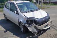 Автомобиль Toyota Vitz протаранил столб в Абакане