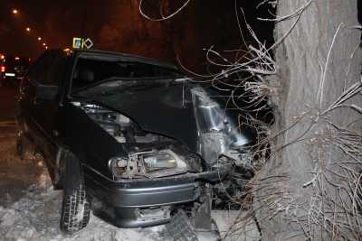 В Абакане водитель влетел в электроопору, травмированы трое, в том числе девушка-пешеход
