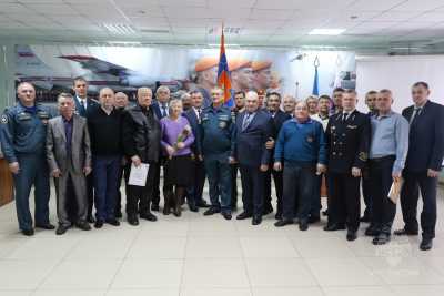 В День спасателя ветераны МЧС Хакасии и действующие сотрудники получили награды