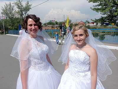 Участницы «Парада невест» готовятся к дефиле