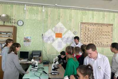 Школьников из Имека научили пользоваться микроскопом и моделировать роботов