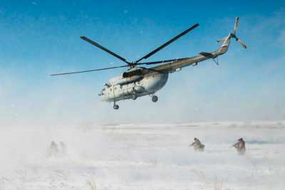 Первым делом - вертолеты: силовики в Хакасии отрабатывали десантирование