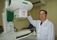 Сергей Макин: цифровой рентген-аппарат в работе травматолога-ортопеда незаменим. В среднем в день на нём обследуют от 20 до 30 пациентов клиники. 