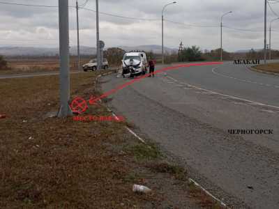 Пьяный водитель таранил столб на кольце в Хакасии