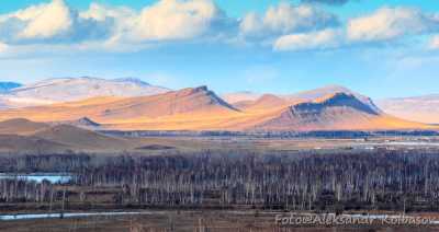 Долина реки Белый Июс хранит палитру осеннего пейзажа Хакасии