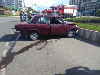 В Хакасии водитель ВАЗа врезался в бордюр