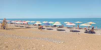 Чёрное море в Абхазии — чистое и тёплое. И на берегу всем хватает шезлонгов под зонтиками. 