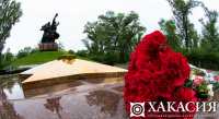 День памяти и скорби: абаканцы несут цветы в парк Победы