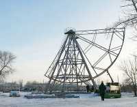 Черногорск. Начало монтажа колеса обозрения в парке. 