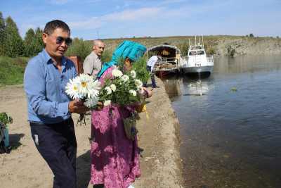 Общественники Хакасии спустили вниз по Енисею белые ромашки и хризантемы