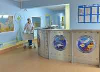 Медсестре детского инфекционного отделения Светлане Карташовой, как и всему медперсоналу, гораздо приятнее работать в обновлённом стационаре. 