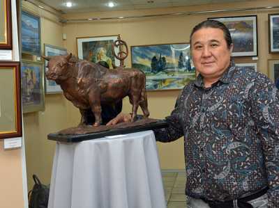 Скульптор Вячеслав Кученов представляет свою работу «Священный бык». 